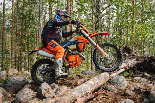 KARELİYA, RUSSIA REÜKLİK - CIRCA HAZİRAN 2022: Karelia 'da Ladoga Kupası 2022 off-road turnuvası. Spor off-road motosiklet yarışçısı zorlu orman yarış pistinde