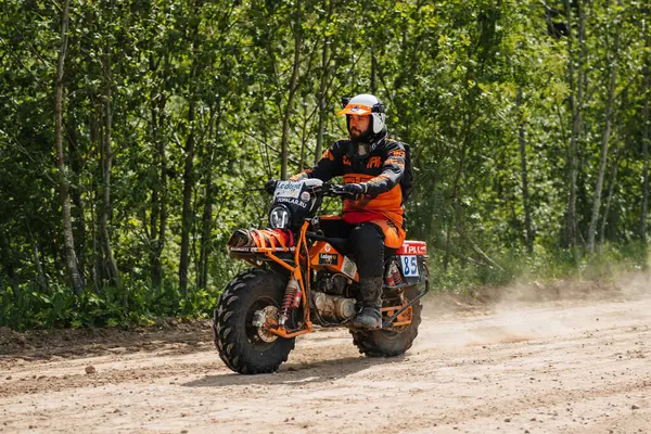 KARELİYA, RUSSIA REÜKLİK - CIRCA HAZİRAN 2022: Karelia 'da Ladoga Kupası 2022 off-road turnuvası. Motokros şampiyonasında motosikletli bir motosiklet yarışçısı tozlu yolda