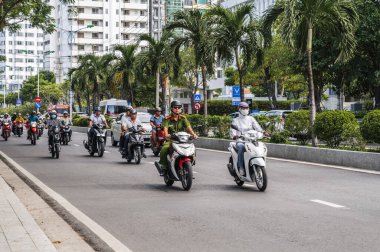 Yaz günü Asya 'da Nha Trang şehrinin caddesinde motosiklet ve scooter trafiği. Nha Trang, Vietnam - 31 Temmuz 2024