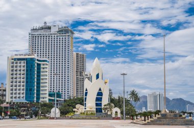 Vietnam 'daki Nha Trang şehrinin merkez meydanında bir yaz günü Thap Tram Huong Lotus Kulesi rıhtımında. Nha Trang, Vietnam - 22 Temmuz 2024