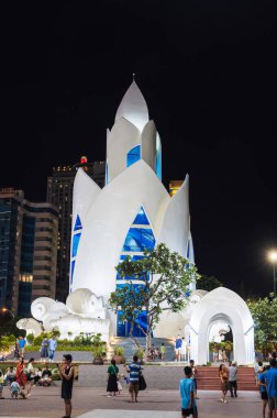 Nha Trang şehrinin merkez meydanındaki Lotus Thap Tram Huong Kulesi. Nha Trang, Vietnam - 24 Temmuz 2024