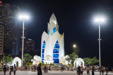 Nha Trang şehrinin merkez meydanındaki Lotus Thap Tram Huong Kulesi. Nha Trang, Vietnam - 24 Temmuz 2024