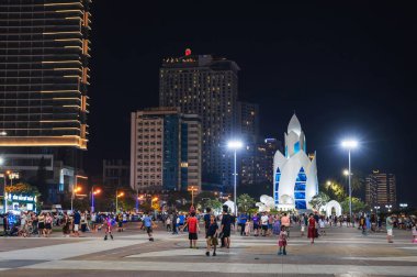 Thap Tram Huong Kulesi gece Nha Trang şehrinin merkez meydanında. Nha Trang, Vietnam - 24 Temmuz 2024