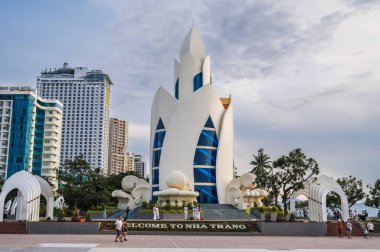 Günümüzde Nha Trang şehrinin merkez meydanındaki Thap Tram Huong Kulesi, Lotus Kulesi ünlü turistik merkezdir. Nha Trang, Vietnam - 31 Temmuz 2024