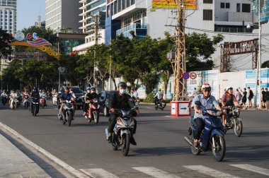 Gün boyunca Asya 'da Nha Trang şehrinin sokaklarında motosiklet ve araba trafiği. Nha Trang, Vietnam - 31 Temmuz 2024