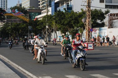 Gün boyunca Asya 'da Nha Trang şehrinin sokaklarında motosiklet ve motosiklet trafiği. Nha Trang, Vietnam - 31 Temmuz 2024