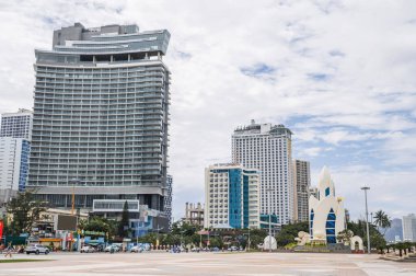 Vietnam 'daki Nha Trang şehrinin merkez meydanında bir yaz günü Thap Tram Huong Lotus Kulesi rıhtımında. Nha Trang, Vietnam - 22 Temmuz 2024