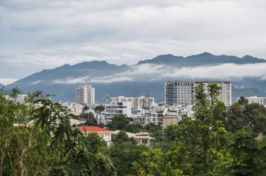 Yazın bulutlu bir günde yukarıdan Nha Trang şehrinin panoramik manzarası. Nha Trang, Vietnam - 18 Temmuz 2024