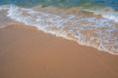 Nha Trang 'ın kumlu sahilinde yumuşak, güzel bir okyanus dalgası.