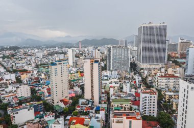 Vietnam 'daki Nha Trang şehrinin manzarası. Bir gökdelenin çatısından en üst manzara. Nha Trang, Vietnam - 20 Temmuz 2024