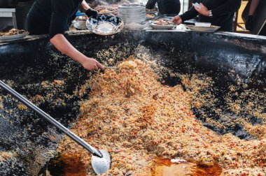 Özbekistan 'daki Taşkent Pilaf Merkezi Besh Qozon' un mutfağında geleneksel Özbek pilavı pişirmek