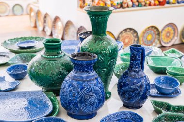 Özbek el yapımı seramik vazolar ve Taşkent Özbekistan 'da çömlek atölyesinde sürahi