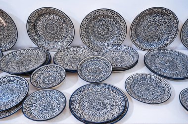 Özbekistan 'daki doğu sofra eşyaları pazarında elle boyanmış arabesk desenli geleneksel Arapça Özbek seramik plakası