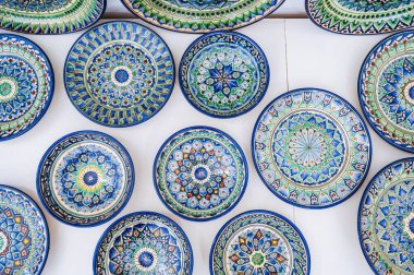 Özbek el yapımı, el yapımı İslami kalıplı seramik plaka Özbekistan, Taşkent 'te Asya pazarında