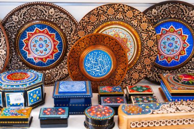 Özbekistan, Taşkent 'teki Özbekistan' da hediyelik eşya dükkanında el yapımı Özbek ahşap tabakları ve ahşap oymalar ile el boyaması doğu desenleri.