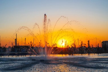 Şehir parkındaki çeşme. Yazın gün batımı