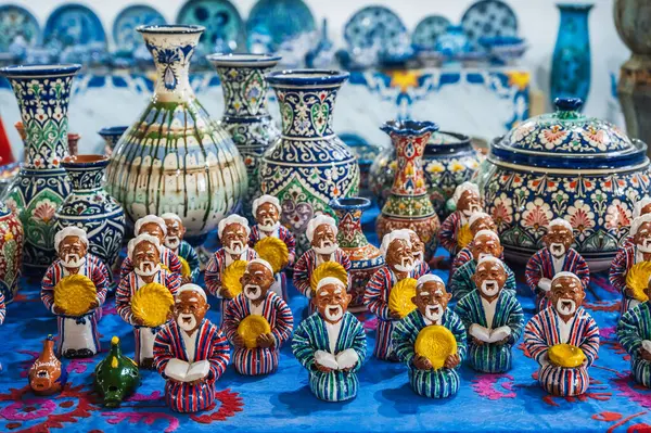 stock image Asian Uzbek statuettes and ceramic vases hand-painted in an oriental market at a pottery workshop in Uzbekistan