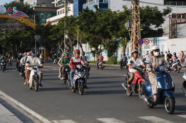 Gün boyunca Asya 'da Nha Trang şehrinin sokaklarında motosiklet ve motosiklet trafiği. Nha Trang, Vietnam - 31 Temmuz 2024