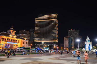 Thap Tram Huong Kulesi gece Nha Trang şehrinin merkez meydanında. Nha Trang, Vietnam - 24 Temmuz 2024