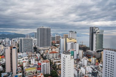 Vietnam 'ın Nha Trang tatil beldesinde bulutlu gökyüzü olan bir yaz gününde yukarıdan panoramik bir manzara. Nha Trang, Vietnam - 18 Temmuz 2024