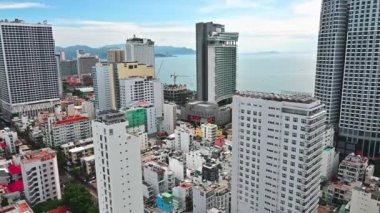 Bir yaz günü Vietnam 'da deniz ve plajı olan tatil beldesi Nha Trang' in merkezindeki bir gökdelenin çatısından gökyüzü manzarası. Nha Trang, Vietnam - 19 Temmuz 2024