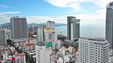 Bir yaz günü Vietnam 'da deniz ve plajla birlikte Nha Trang tatil beldesinin merkezindeki bir gökdelenin çatısından manzarayı izleyin. Nha Trang, Vietnam - 19 Temmuz 2024