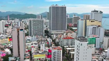 Vietnam 'ın Nha Trang şehrinin merkezindeki bir gökdelenin çatısından bir yaz günü manzarayı izleyin. Nha Trang, Vietnam - 19 Temmuz 2024