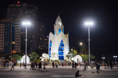 Nha Trang 'ın merkez meydanındaki Lotus Thap Tram Huong Kulesi. Nha Trang, Vietnam - 24 Temmuz 2024