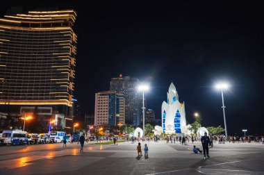 Thap Tram Huong Kulesi gece Nha Trang şehrinin merkez meydanında. Nha Trang, Vietnam - 24 Temmuz 2024
