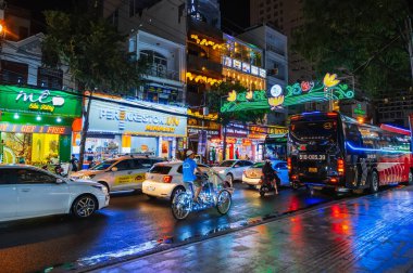 Nha Trang 'ın merkez caddelerindeki gece vakti Asya' da motosiklet ve araç trafiği. Nha Trang, Vietnam - 17 Temmuz 2024