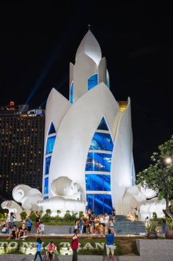 Nha Trang şehrinin merkezindeki Lotus Kulesi Thap Tram Huong 'un rıhtımı. Nha Trang, Vietnam - 17 Temmuz 2024