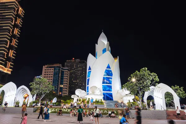 Nha Trang 'ın merkez meydanındaki Lotus Thap Tram Huong Kulesi. Nha Trang, Vietnam - 24 Temmuz 2024