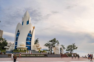 Günümüzde Nha Trang şehrinin merkez meydanındaki Thap Tram Huong Kulesi, Lotus Kulesi ünlü turistik merkezdir. Nha Trang, Vietnam - 31 Temmuz 2024