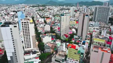 Bir yaz günü Vietnam 'daki tatil beldesi Nha Trang' in merkezindeki bir gökdelenin çatısından bakın. Nha Trang, Vietnam - 19 Temmuz 2024