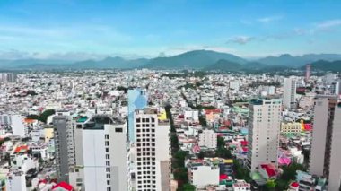 Bir yaz günü Vietnam 'daki tatil beldesi Nha Trang' in merkezindeki bir gökdelenin çatısından bakın. Nha Trang, Vietnam - 19 Temmuz 2024