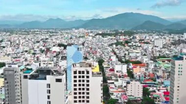 Bir yaz günü Vietnam 'da Nha Trang şehrinin merkezindeki bir gökdelenin çatısından gökyüzü manzarası. Nha Trang, Vietnam - 19 Temmuz 2024