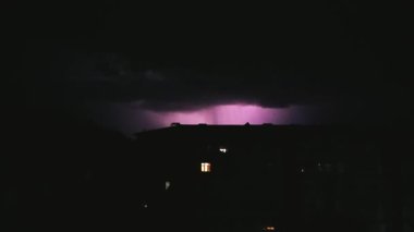 Büyük, yayılan bir yıldırım gece şehrini vuruyor. Yavaş çekim videosu