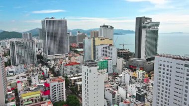 Vietnam 'ın Nha Trang şehrinin merkezindeki bir gökdelenin çatısından bir yaz günü manzarayı izleyin. Nha Trang, Vietnam - 19 Temmuz 2024