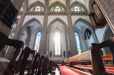 Kiliseleri olan bir Hıristiyan Katolik kilisesinin içinde. İsa 'nın Kutsal Kalbi Katedrali. Taşkent, Özbekistan - 18 Nisan 2024