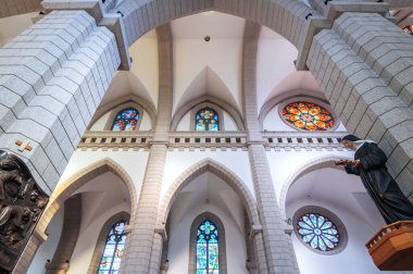 İsa 'nın Kutsal Kalbi Katedrali. Vitraylı bir Hıristiyan Katolik kilisesinin içinde. Taşkent, Özbekistan - 18 Nisan 2024