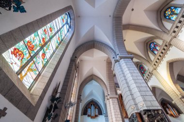 Katolik kilisesinin içinde vitraylı pencereler var. İsa 'nın Kutsal Kalbi Katedrali. Taşkent, Özbekistan - 18 Nisan 2024
