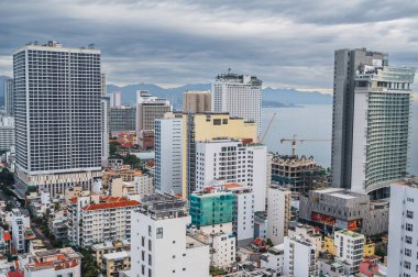 Bulutlu bir sabahta Nha Trang şehrinin hava görüntüsü. Nha Trang, Vietnam - 18 Temmuz 2024