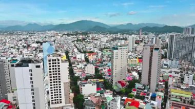 Bir yaz günü Vietnam 'da Nha Trang şehrinin merkezindeki bir gökdelenin çatısından gökyüzü manzarası. Nha Trang, Vietnam - 19 Temmuz 2024