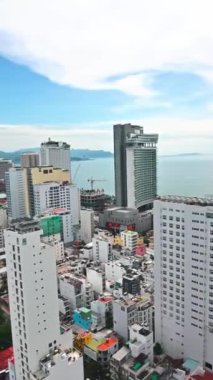 Bir yaz günü Vietnam 'da deniz ve plajlı tatil beldesi Nha Trang' ın bir gökdeleninin çatısından yukarı bakın. Nha Trang, Vietnam - 19 Temmuz 2024