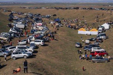 Baharda Kazakistan 'daki festival karnavalında otoparkta bir sürü araba park etmiş. Şymkent, Kazakistan - 17 Mart 2024