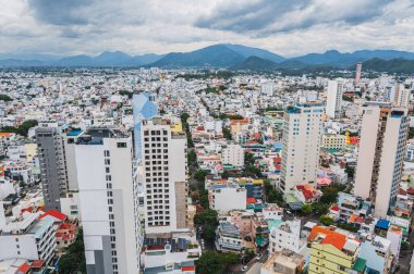 Gün boyunca Vietnam 'daki Nha Trang şehrinin merkezindeki bir gökdelenin çatısından bakın. Nha Trang, Vietnam - 19 Temmuz 2024
