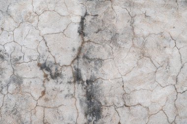 Çatlaklı, alçılı ve lekeli beton duvarların eskimiş dokusu.