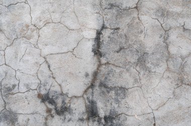 Çatlaklı, alçılı ve lekeli beton duvarların eskimiş dokusu.