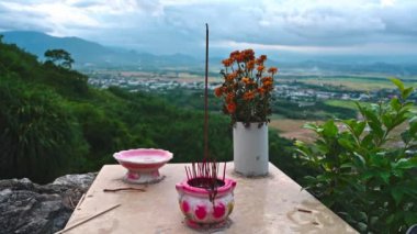 Tütsü, Vietnam 'da Vietnam' da bir pagoda üzerinde Budist mihrabında duman çıkarır.