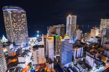 Nha Trang şehrinin gece merkezi manzaralı gökdelenler. Nha Trang, Vietnam - 21 Temmuz 2024